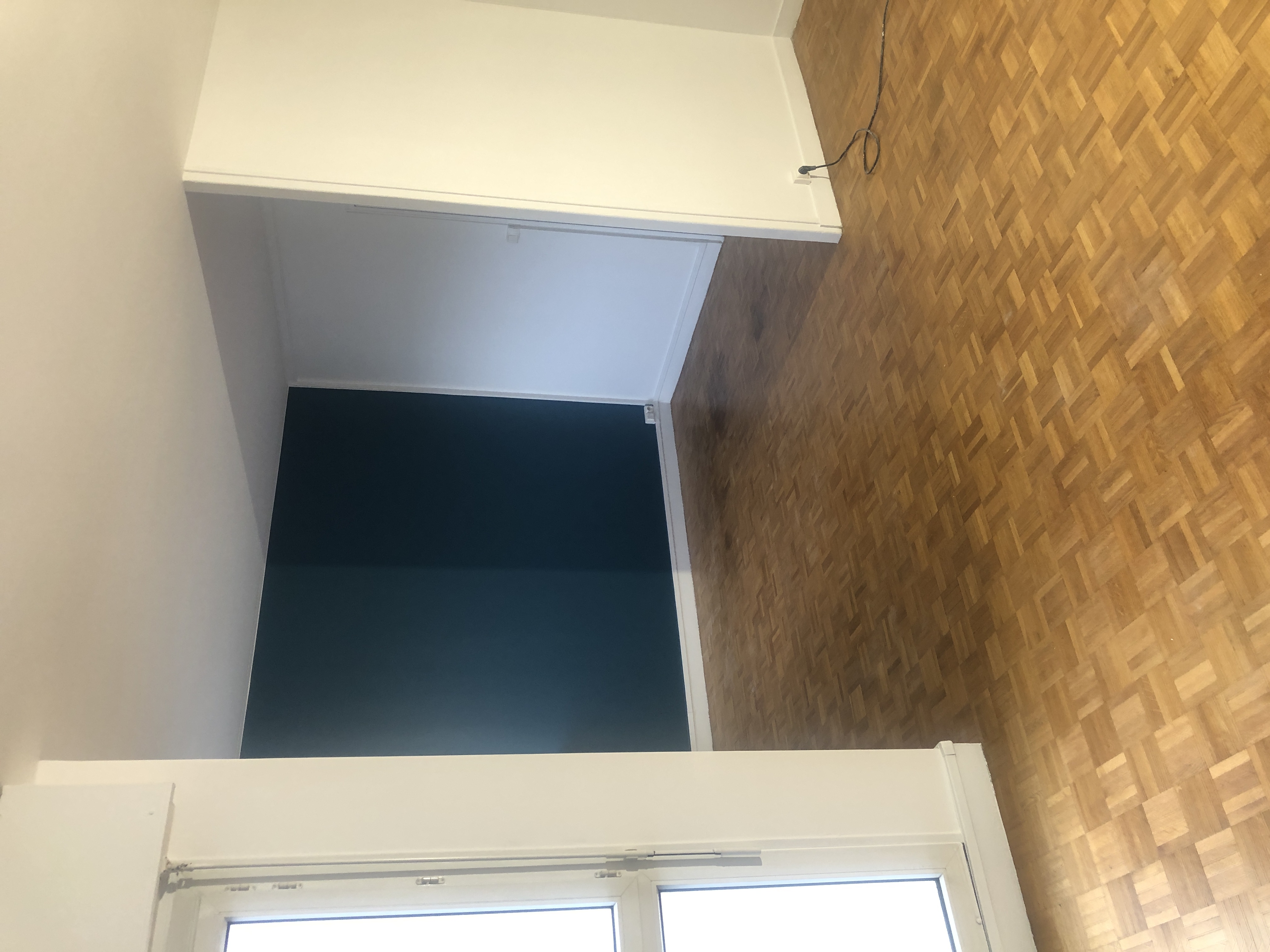 Séjour 29 m²|Mur bleu comores autres murs et plafond blanc .